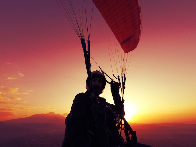 Zdjęcie mężczyzna w paragliderze na niebie