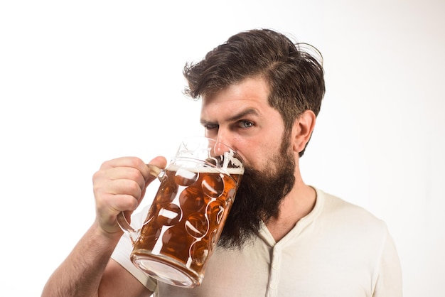 Zdjęcie mężczyzna w piwnym pubie celebracja koncepcji festiwalu oktoberfest brodaty mężczyzna trzyma kubek z piwnym alkoholem rzemieślniczym