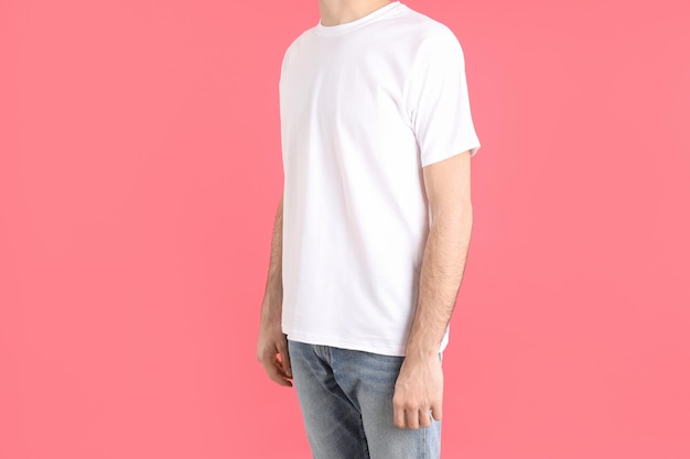 Mężczyzna w pustej białej koszulce na różowym tle