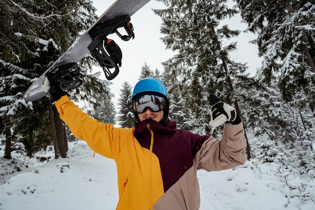 Mężczyzna w sprzęcie narciarskim, w okularach ochronnych. Przygoda do sportów zimowych. Snowboardzista człowiek piesze wycieczki w góry. Szukam pudru do freeride'u.