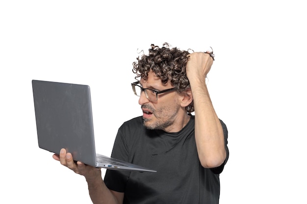 Mężczyzna w średnim wieku wyciągając włosy i trzymając laptopa na białym tle