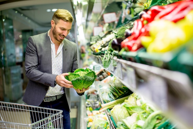 Mężczyzna W Supermarkecie