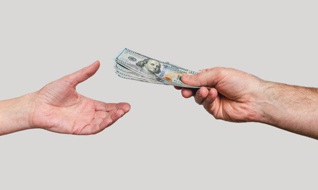 Zdjęcie mężczyzna wysyła banknoty do kobiety przeniesienie pieniędzy sponsorowanie stosunki finansowe