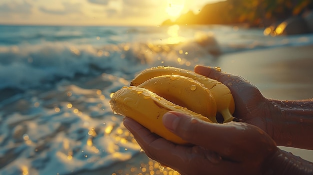 Mężczyzna z bananem w ręku na tropikalnej plaży o zachodzie słońca