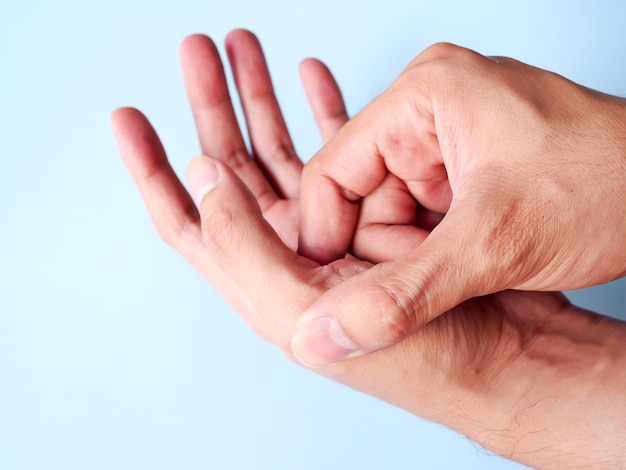 Mężczyzna z bólem dłoni i zapaleniem ścięgna palca wyzwalającego palec masujący Ścieżka ludzkiego ciała