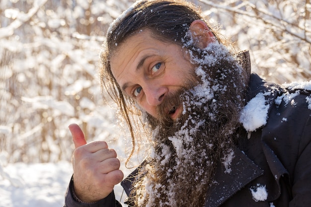 Mężczyzna z brodą na śniegu.