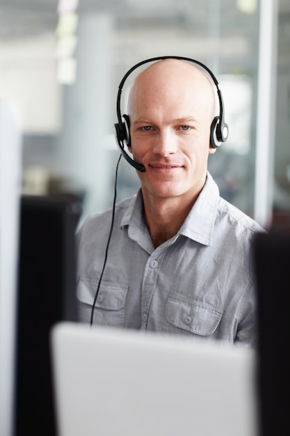 Mężczyzna z call center i portret w komunikacji biurowej wsparcie techniczne technologia informacyjna i komputer Twarz konsultanta internetowego agenta IT lub osoby wykonującej pracę techniczną dla klienta lub obsługi klienta