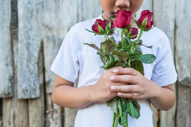 Mężczyzna Z Czerwonymi Różami I Valentine W Ręka Valentine Dniu