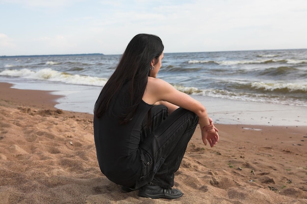 Mężczyzna z długimi włosami na plaży