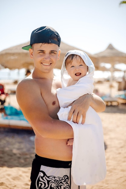 Mężczyzna z dzieckiem na plaży