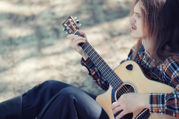 Mężczyzna Z Gitarą W Letni Dzień Na świeżym Powietrzu