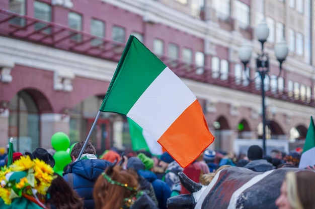 Mężczyzna z irlandzką flagą w tłumie
