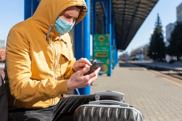 Mężczyzna z maską chirurgiczną plenerową