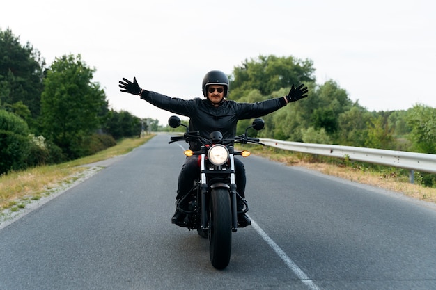 Mężczyzna z motocyklem na świeżym powietrzu