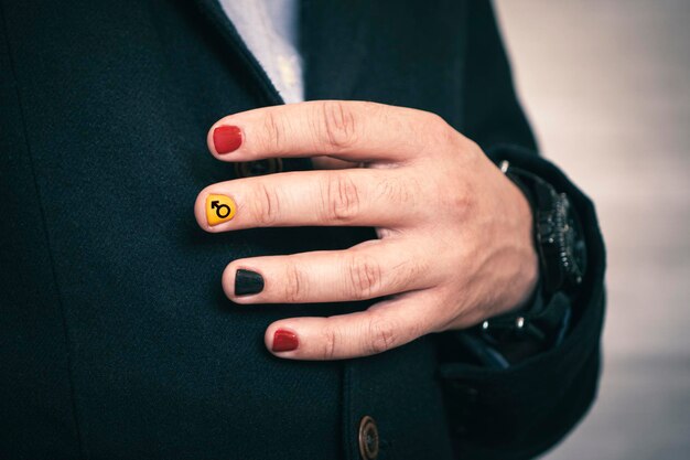 Mężczyzna z pomalowanymi paznokciami Projekt męskich paznokci mężczyźni manicure młody nowoczesny biznesmen z pomalowanymi paznokciami