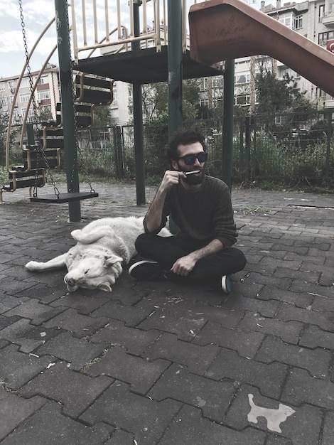 Zdjęcie mężczyzna z psem