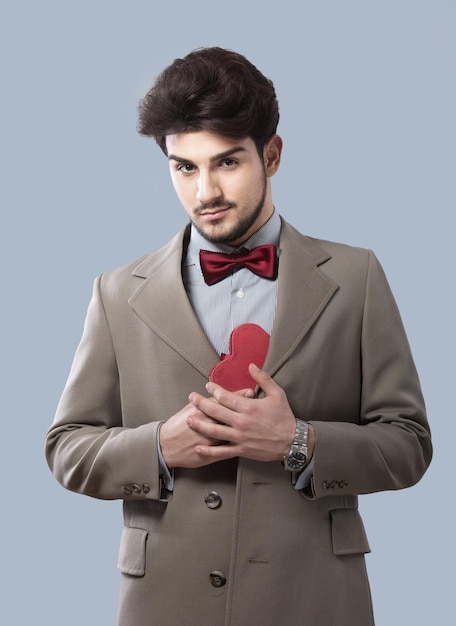 Mężczyzna z pudełkiem w kształcie serca