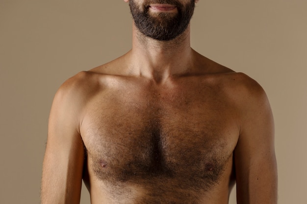 Zdjęcie mężczyzna z włosami na klatce piersiowej pozuje z przodu