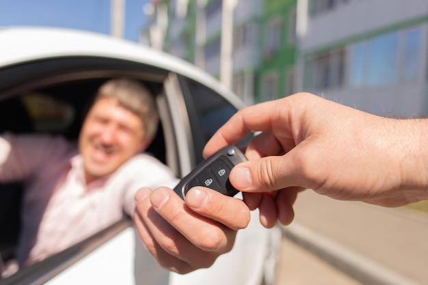 Mężczyzna zabiera kluczyki do samochodu Sprzedaż i skup samochodów Motoryzacja