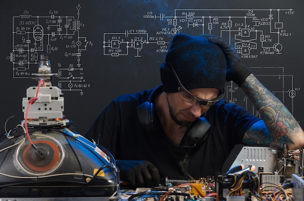 Mężczyzna zajmuje się naprawą elektroniki