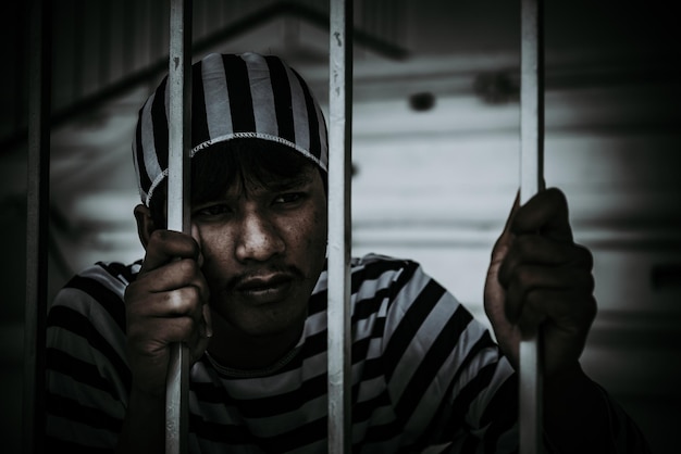 Mężczyzna zdesperowany, by złapać żelaznego więźnia więziennego, koncepcja tajlandiiMam nadzieję, że będę wolny