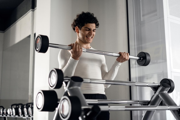 Mężczyzna zdrowego stylu życia sportowca wykonuje odpowiednie ćwiczenia cardio w siłowni Koncepcja fitness