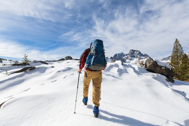 Mężczyzna ze sprzętem turystycznym spacerujący po górach Sierra Nevada, Kalifornia, USA