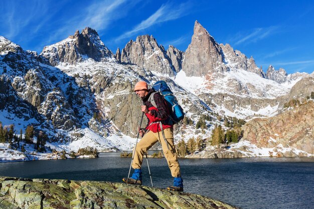 Mężczyzna ze sprzętem turystycznym spacerujący po górach Sierra Nevada, Kalifornia, USA