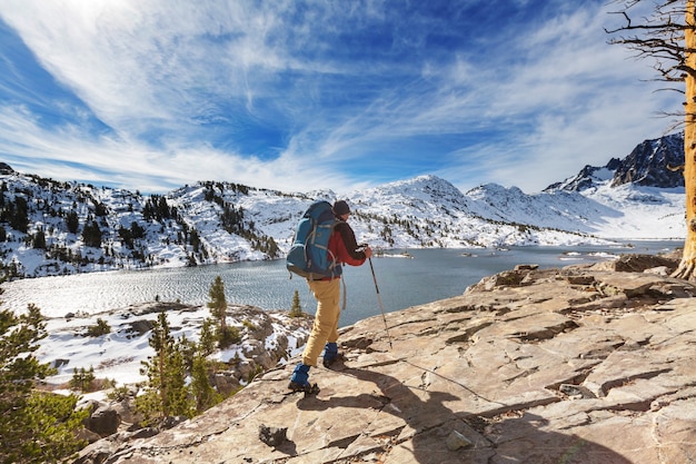 Mężczyzna ze sprzętem turystycznym spacerujący w górach Sierra Nevada, Kalifornia, USA