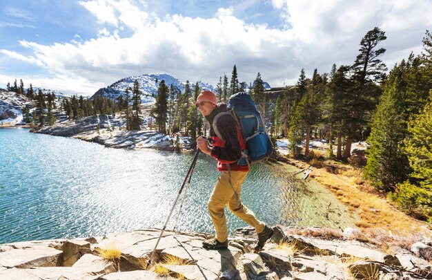 Mężczyzna ze sprzętem turystycznym spacerujący w górach Sierra Nevada, Kalifornia, USA