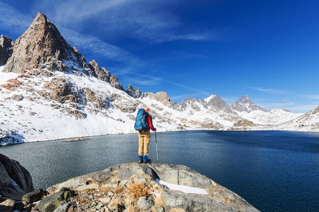 Mężczyzna Ze Sprzętem Turystycznym Spacerujący W Górach Sierra Nevada, Kalifornia, Usa