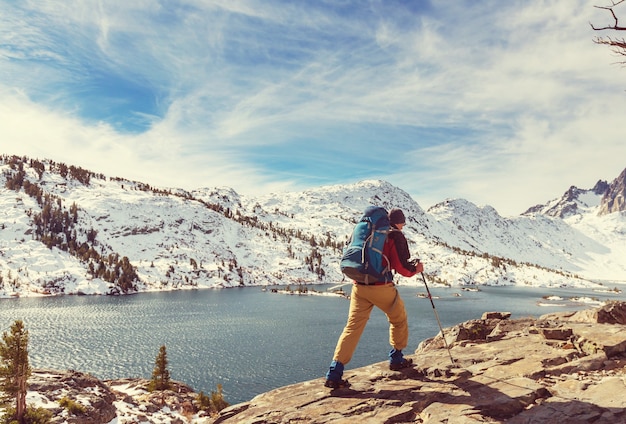 Mężczyzna ze sprzętem turystycznym spacerujący w górach Sierra Nevada, Kalifornia, USA