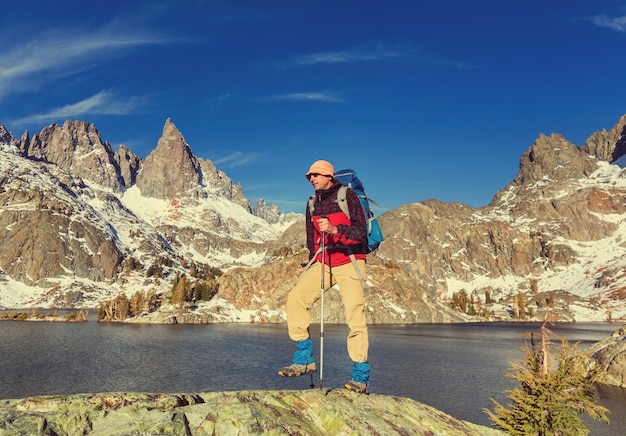 Mężczyzna Ze Sprzętem Turystycznym Spacerujący W Górach Sierra Nevada, Kalifornia, Usa