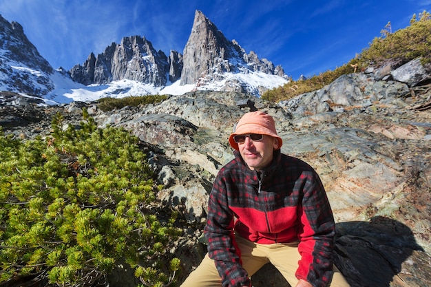 Mężczyzna ze sprzętem turystycznym spacerujący w górach Sierra Nevada, Kalifornia, USA