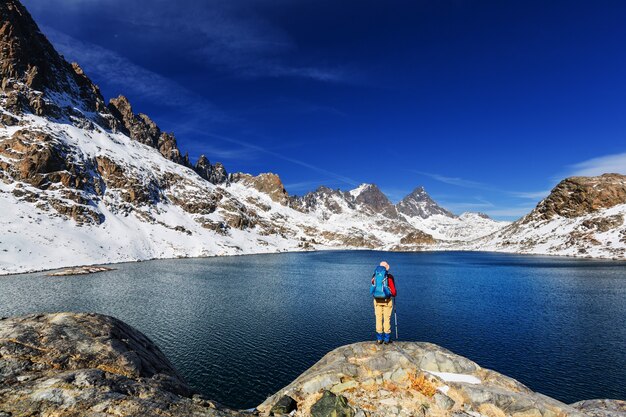 Mężczyzna Ze Sprzętem Turystycznym Spacerujący W Górach Sierra Nevada, Kalifornia, Usa