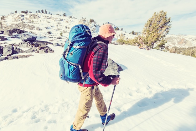 Mężczyzna ze sprzętem turystycznym spacerujący w górach Sierra Nevada, Kalifornia, USA