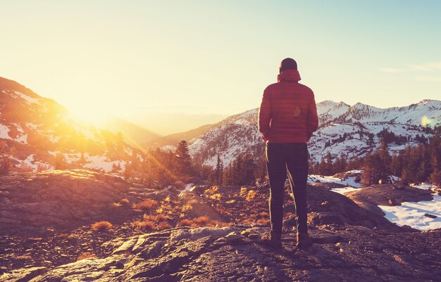 Mężczyzna ze sprzętem turystycznym spacerujący w górach Sierra Nevada, Kalifornia, USA