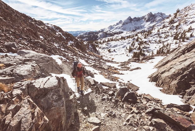 Mężczyzna ze sprzętem turystycznym spacerujący w górach Sierra Nevada, Kalifornia, USA