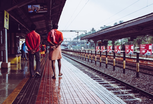 Mężczyźni Chodzą Przez Stację Kolejową W Indiach