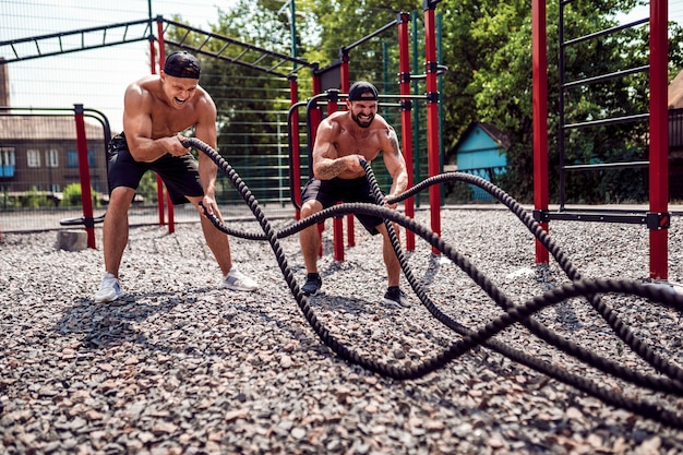 Mężczyźni Ciężko Pracują Z Liną Na Podwórku Siłowni. Trening Na świeżym Powietrzu. Fitness, Sport, ćwiczenia, Trening I Styl życia.