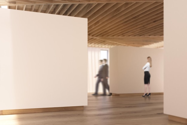 Mężczyźni i kobieta spacerują po wnętrzu galerii sztuki w odcieniach czekolady. Beżowe ściany, drewniana podłoga i sufit. Widok z boku. Koncepcja wystawy sztuki nowoczesnej. Renderowanie 3D, makiety