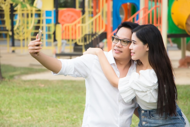 Mężczyźni I Kobiety W średnim Wieku Robią Selfie W Parku Z Radosną I Uśmiechniętą Twarzą Po Wspólnym Spacerze
