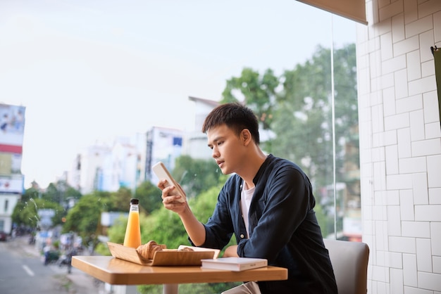 Mężczyźni Korzystają Z Telefonu Na Herbatę, Używając Smartfona Mobilnego, Stylu życia W Internecie Z Bezprzewodową Komunikacją I Internetu Ze Smartfonem.