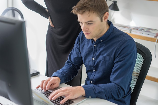 Mężczyźni pracujący na laptopie