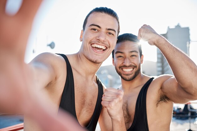 Mężczyźni walczą i selfie dla sportu fitness partnerstwo lub uśmiech z pięściem świętowanie dumę na świeżym powietrzu na dachu Wrestling przyjaciele szczęśliwi i pamięć z fotografii mediów społecznościowych lub obrazu profilu