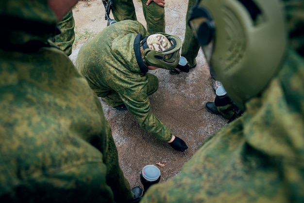 Mężczyźni Z Bronią Grający W Paintball. Na Dworze