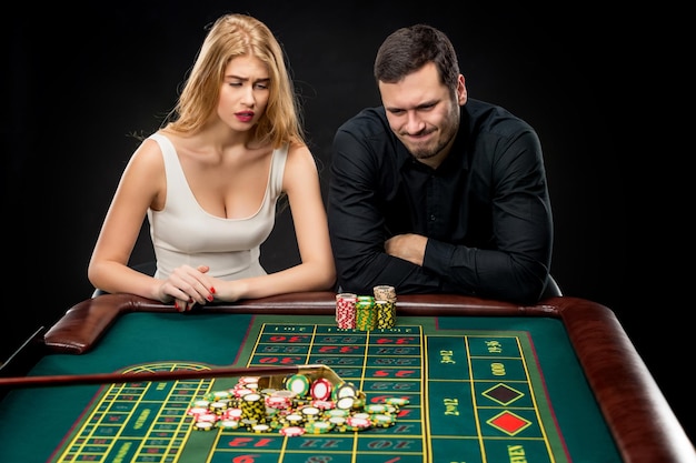 Mężczyźni z kobietami grają w ruletkę w kasynie