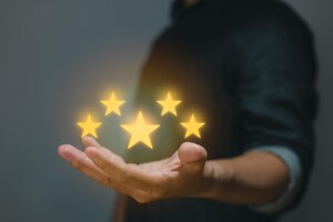 Mężczyźni z opiniami na temat oceny klientów pozytywne recenzje w ankietach satysfakcji klientów, przyznające mu ocenę pięciogwiazdkową koncepcja satysfakcji z oceny usług