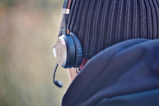 Zdjęcie mężczyźni z słuchawkami z tyłu