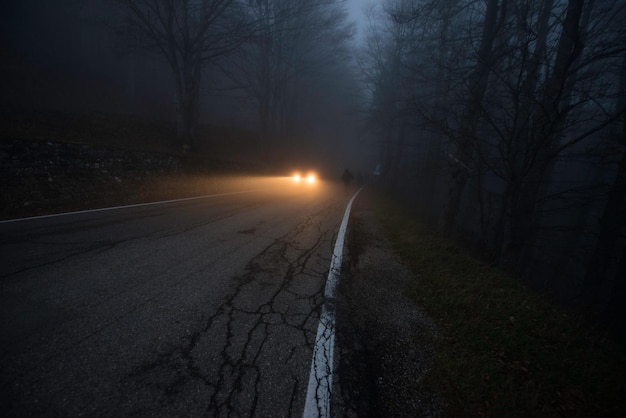 Mgła, ciemność i zimno na górskiej drodze.